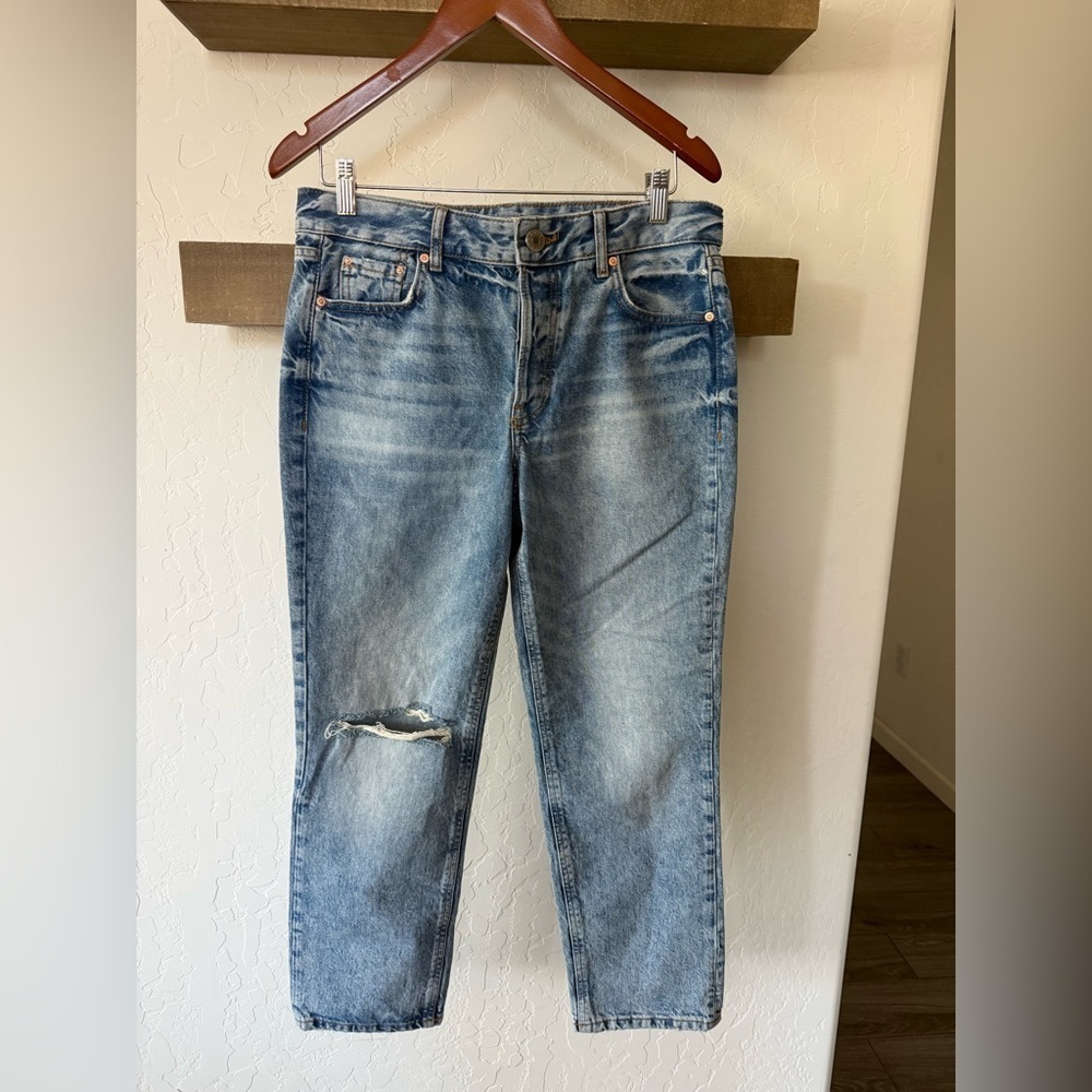 River Island|Straight leg light wash jeans with distressing on knee•••NWT, 10